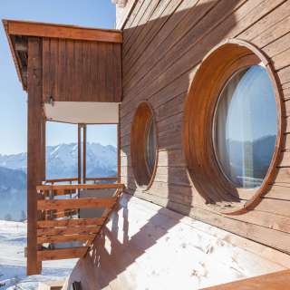 OFFICIAL WEBSITE Hotel SPA Royal Ours Blanc rooms with all modern conveniences in Alpe d Huez, Pool Sauna only 100 m from the ski lifts!